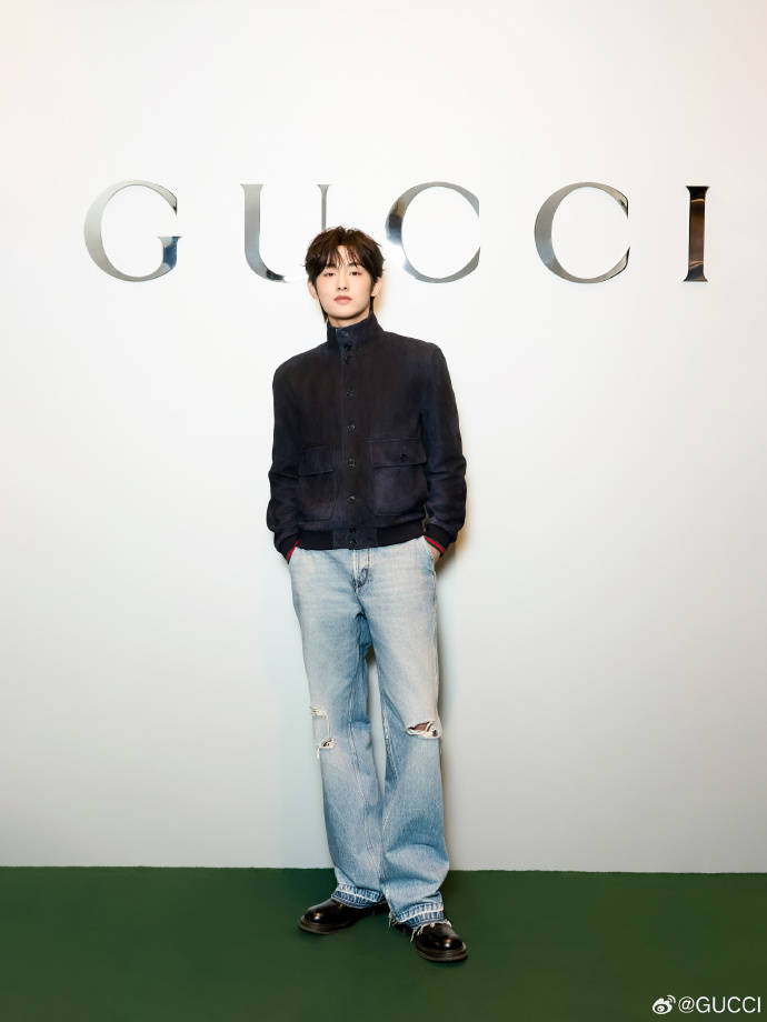 王楚然一席蓝色复古裙惊艳成都<strong></p>
<p>bnb价格</strong>,欧阳娜娜一身LV看展愈加熟女风!