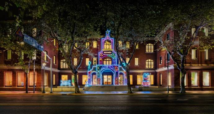 王楚然一席蓝色复古裙惊艳成都<strong></p>
<p>bnb价格</strong>,欧阳娜娜一身LV看展愈加熟女风!