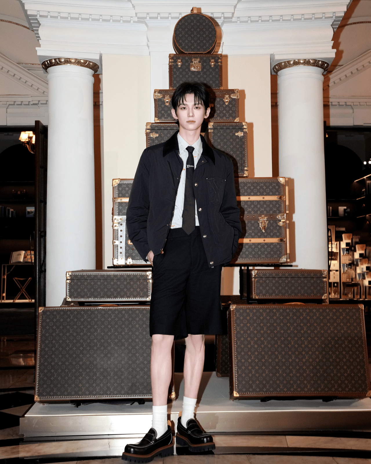 王楚然一席蓝色复古裙惊艳成都<strong></p>
<p>bnb价格</strong>,欧阳娜娜一身LV看展愈加熟女风!