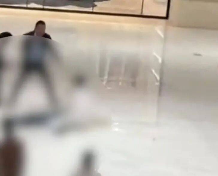 安徽合肥银泰中心发生一起坠楼事件<strong></p>
<p>eos币</strong>,商场称“派出所第一时间到场”,警方回应