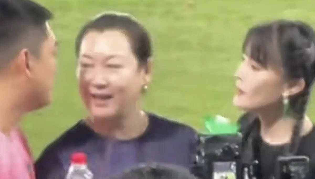 考古 | 赵本山妻子罕见公开现身<strong></p>
<p>eos币</strong>,气质优雅五官美艳,俩人爱情太感人!