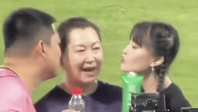 考古 | 赵本山妻子罕见公开现身<strong></p>
<p>eos币</strong>,气质优雅五官美艳,俩人爱情太感人!