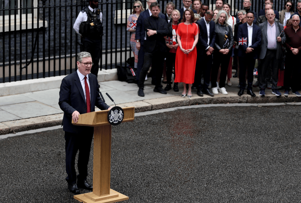 中英再突发重大事情，斯塔默还未登机来华，中国使馆就对他发出一个警告！