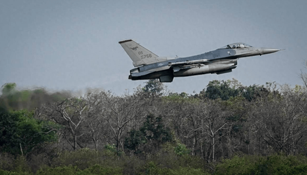 中日剑拔弩张之际<strong></p>
<p>Sol</strong>,四大邻国又打起来了!战机重武器全部上场