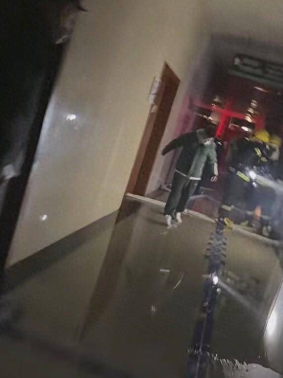 江苏无锡一骨科医院住院大楼深夜失火,亲历者:通风管道内大量烟雾,从10楼逃出避险