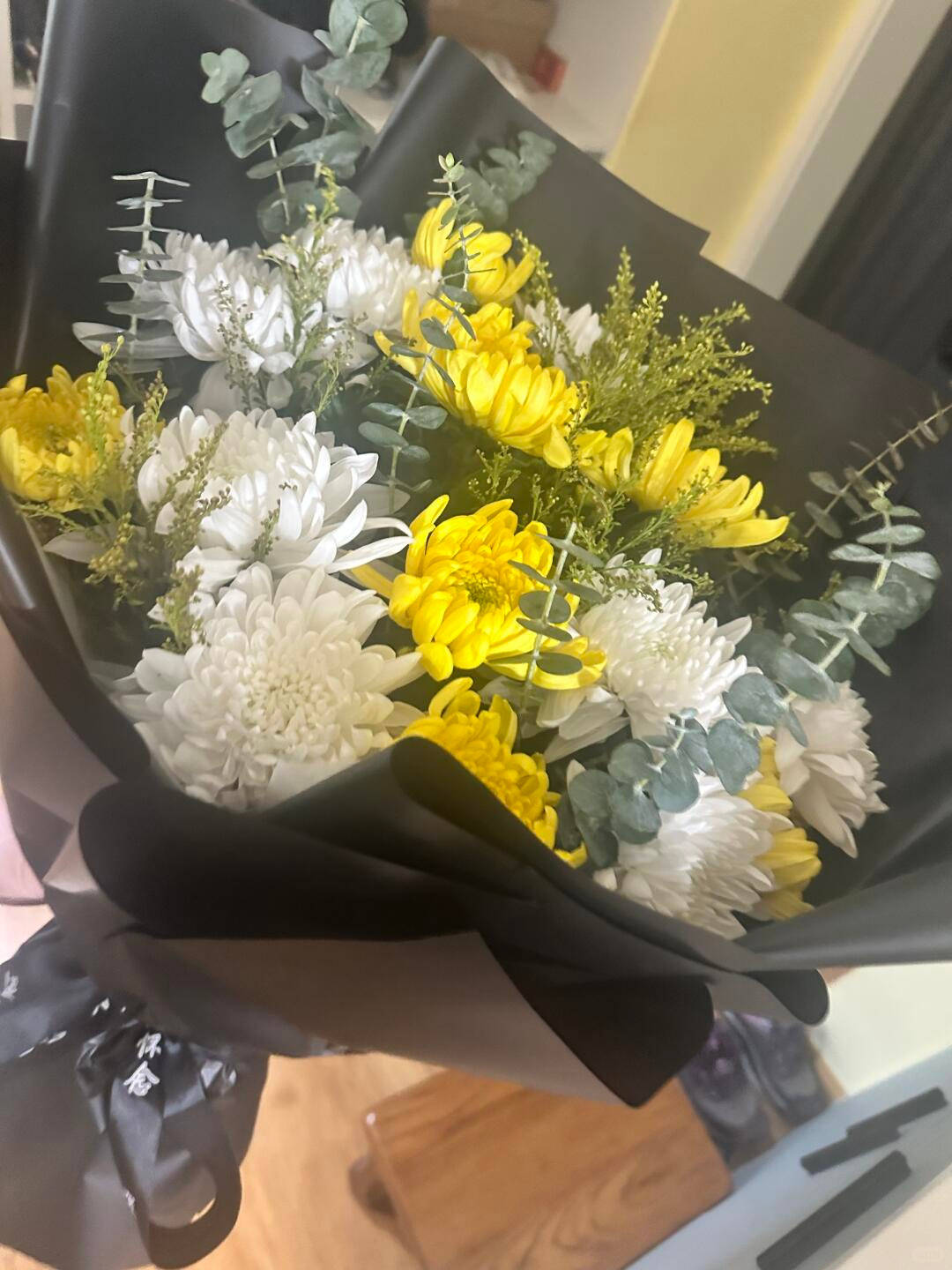 上海高中生买99朵康乃馨为母亲庆生<strong></p>
<p>usdc币</strong>，却收到菊花写着“缅怀逝者”，店家：骑手送错了