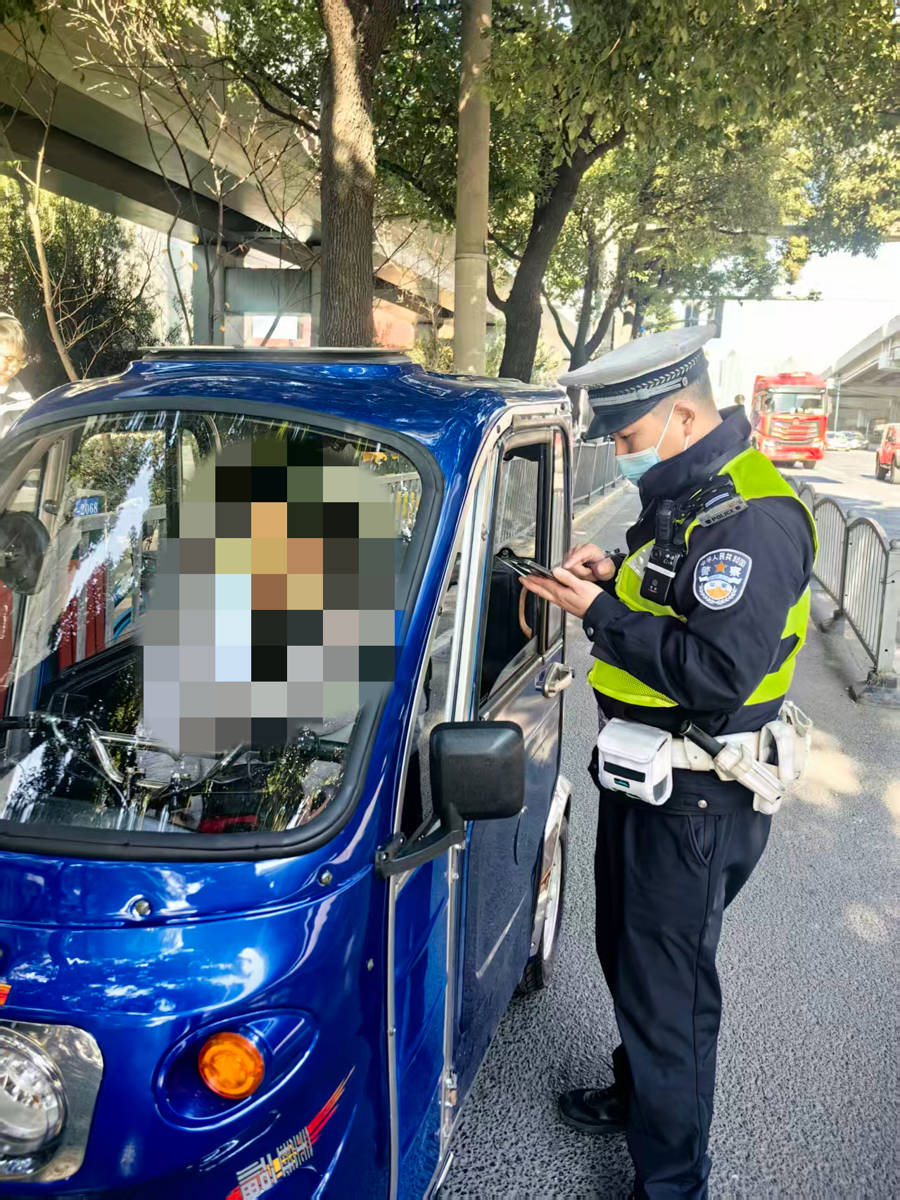 残疾车不得载人<strong></p>
<p>xlm币</strong>,“老头乐”不得上路:上海正在严查相关交通违法行为